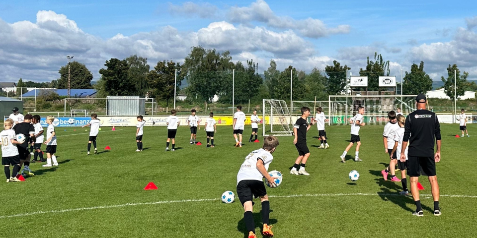 Deine Meinung zählt: Die Balance zwischen Nähe und Distanz: Wie wir Trainer eine gute Beziehung zu unseren Spielern aufbauen, ohne die notwendige Distanz zu verlieren.